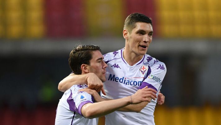 BENEVENTO, ITALY - MARCH 13: Dusan Vlahovic of ACF Fiorentina celebrates after scoring their team's first goal with teammate Nikola Milenkovic during the Serie A match between Benevento Calcio and ACF Fiorentina at Stadio Ciro Vigorito on March 13, 2021 in Benevento, Italy. Sporting stadiums around Italy remain under strict restrictions due to the Coronavirus Pandemic as Government social distancing laws prohibit fans inside venues resulting in games being played behind closed doors. (Photo by Francesco Pecoraro/Getty Images) Juve, la Gazzetta: “Cherubini e il colpo Vlahovic alla Chiesa: cosa ha in mente” - immagine 1