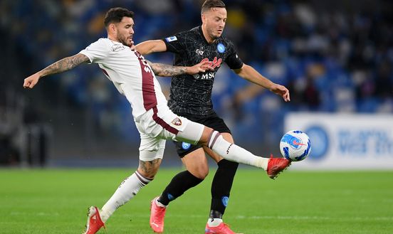 NAPLES, ITALY - OCTOBER 17: Antonio Sanabria of Torino FC battles for possession with Hubert Idasiak of SSC Napoli during the Serie A match between SSC Napoli and Torino FC at Stadio Diego Armando Maradona on October 17, 2021 in Naples, Italy. (Photo by Francesco Pecoraro/Getty Images) Napoli-Torino 1-0: per i dati match equilibrato. Sorprende il bilancio dei falli- immagine 2