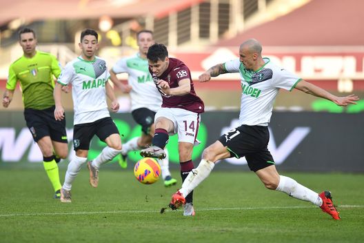 TURIN, ITALY - JANUARY 23: Josip Brekalo of Torino FC is challenged by Vlad Chiriches of US Sassuolo during the Serie A match between Torino FC and US Sassuolo at Stadio Olimpico di Torino on January 23, 2022 in Turin, Italy. (Photo by Valerio Pennicino/Getty Images) Juric e il tasso tecnico da alzare: “Inferiori a Sassuolo, Fiorentina e Verona”- immagine 2