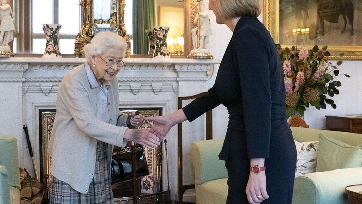 ABERDEEN, SCOTLAND - SEPTEMBER 06: Queen Elizabeth greets newly elected leader of the Conservative party Liz Truss as she arrives at Balmoral Castle for an audience where she will be invited to become Prime Minister and form a new government on September 6, 2022 in Aberdeen, Scotland. The Queen broke with the tradition of meeting the new prime minister and Buckingham Palace, after needing to remain at Balmoral Castle due to mobility issues. (Photo by Jane Barlow - WPA Pool/Getty Images) Lutto: è morta la Regina Elisabetta d’Inghilterra, aveva 96 anni - immagine 1