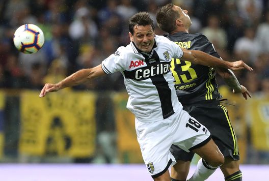 PARMA, ITALY - SEPTEMBER 01:  Massimo Gobbi of Parma Calcio competes for the ball with Federico Bernardeschi of Juventus FC during the serie A match between Parma Calcio and Juventus at Stadio Ennio Tardini on September 1, 2018 in Parma, Italy.  (Photo by Marco Luzzani/Getty Images) 
