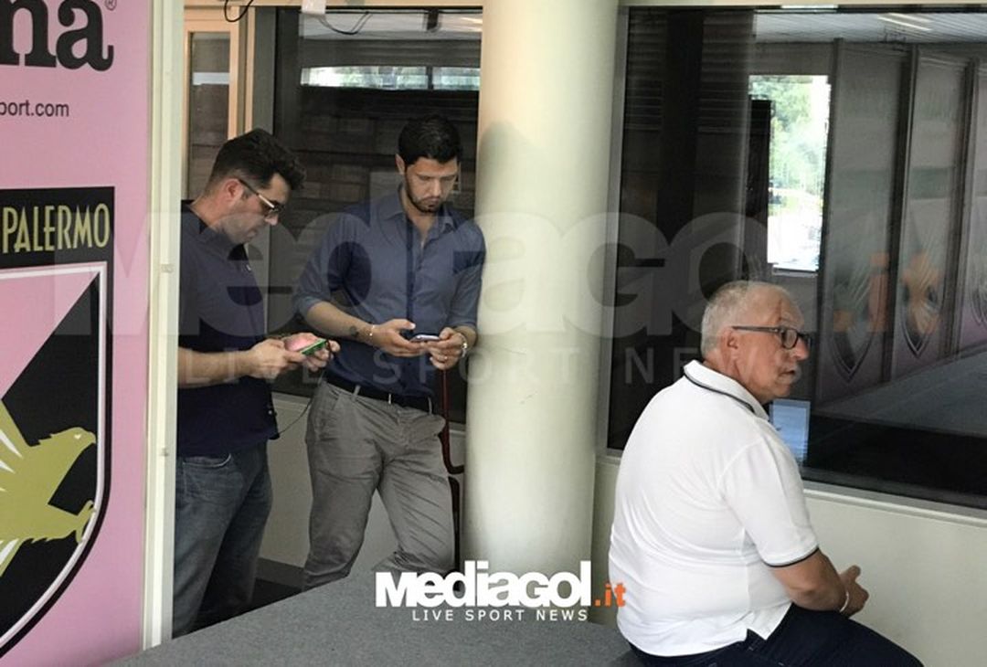  Vincenzo Todaro (al centro), nuovo team manager del Palermo Calcio 