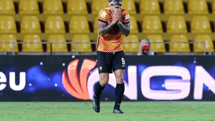 BENEVENTO, ITALY - OCTOBER 03: Gianluca Lapadula of Benevento stands disappointed during the Serie B match between Benevento and Perugia at Stadio Ciro Vigorito on October 03, 2021 in Benevento, Italy. (Photo by Francesco Pecoraro/Getty Images) Il riso fritto cinese e peruviano dopo il gol: grazie mamma, firmato Lapadula - immagine 1
