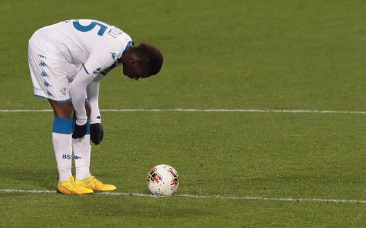 REGGIO NELL'EMILIA, ITALY - MARCH 09: Mario Balotelli of Brescia Calcio looks dejected during the Serie A match between US Sassuolo and Brescia Calcio at Mapei Stadium - Citta del Tricolore on March 9, 2020 in Reggio nell'Emilia, Italy (Photo by Emilio Andreoli/Getty Images) REGGIO NELL'EMILIA, ITALY - MARCH 09: Mario Balotelli of Brescia Calcio looks dejected during the Serie A match between US Sassuolo and Brescia Calcio at Mapei Stadium - Citta del Tricolore on March 9, 2020 in Reggio nell'Emilia, Italy (Photo by Emilio Andreoli/Getty Images)