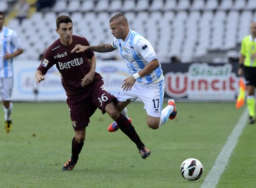  TURIN, ITALY - SEPTEMBER 01: Matteo Darmian of Torino FC and Vladimir Weiss #17 of Pescara Calcio compete for the ball during the Serie A match between Torino FC v Pescara Calcio at Stadio Olimpico di Torino on September 1, 2012 in Turin, Italy. (Photo by Claudio Villa/Getty Images) 