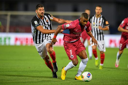 CITTADELLA, ITALY - JULY 17: Riccardo Brosco of FC Ascoli challenges for the ball with Davide Diaw of AS Cittadella during the serie B match between AS Cittadella and Ascoli Calcio on July 17, 2020 in Cittadella, Italy. (Photo by Getty Images/Getty Images) CITTADELLA, ITALY - JULY 17: Riccardo Brosco of FC Ascoli challenges for the ball with Davide Diaw of AS Cittadella during the serie B match between AS Cittadella and Ascoli Calcio on July 17, 2020 in Cittadella, Italy. (Photo by Getty Images/Getty Images)