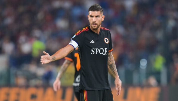 ROME, ITALY - OCTOBER 01: Lorenzo Pellegrini of AS Roma during the Serie A TIM match between AS Roma and Frosinone Calcio at Stadio Olimpico on October 01, 2023 in Rome, Italy. (Photo by Fabio Rossi/AS Roma via Getty Images) NEWS – Pellegrini, i nuovi esami confermano i tempi! Anguissa, Vlahovic, Messias, Koopmeiners… - immagine 1