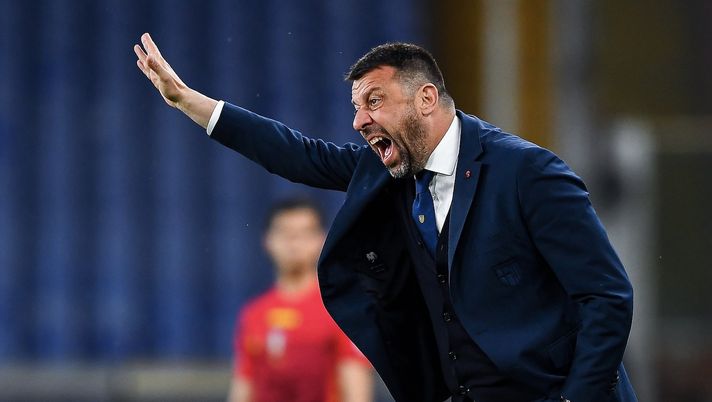 GENOA, ITALY - MAY 22: Roberto D'Aversa head coach of Parma yells at his players during the Serie A match between UC Sampdoria and Parma Calcio at Stadio Luigi Ferraris on May 22, 2021 in Genoa, Italy. (Photo by Getty Images) GENOA, ITALY - MAY 22: Roberto D'Aversa head coach of Parma yells at his players during the Serie A match between UC Sampdoria and Parma Calcio at Stadio Luigi Ferraris on May 22, 2021 in Genoa, Italy. (Photo by Getty Images)