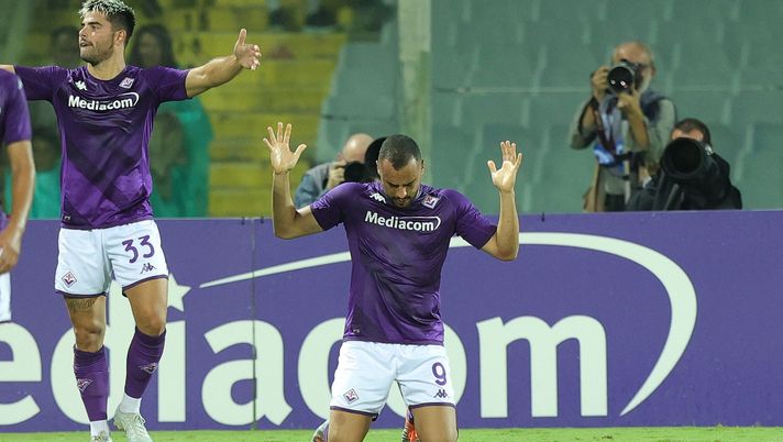 FLORENCE, ITALY - AUGUST 18: Arthur Mendonça Cabral of ACF Fiorentina celebrates after scoring a goal during the UEFA Europa Conference League 2022/23 Play-offs First Leg match between ACF Fiorentina and FC Twente at Artemio Franchi on August 18, 2022 in Florence, Italy. (Photo by Gabriele Maltinti/Getty Images) Cabral, asso di Conference: decisivo col Twente, ha la fiducia di tutti - immagine 1