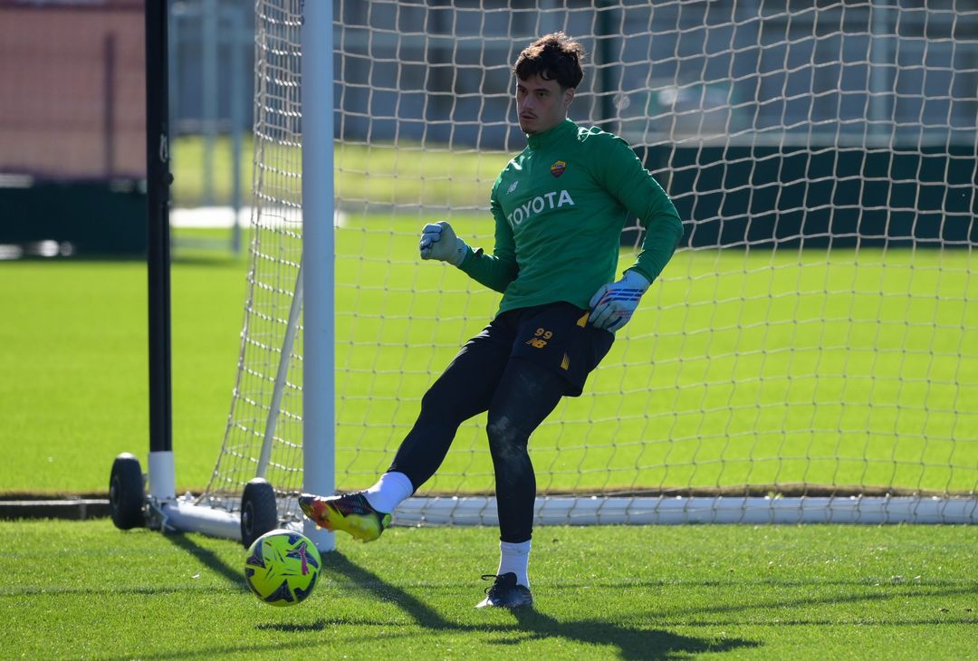 Roma, allenamento in vista del Genova. Mourinho parla con Solbakken – FOTO GALLERY - immagine 16