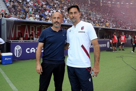 BOLOGNA, ITALY - SEPTEMBER 11: Vincenzo Italiano head coach of ACF Fioretina ( L ) Luca Vigiani head coach of Boogna FC ( R ) shake hands prior the beginning of the Serie A match between Bologna FC and ACF Fiorentina at Stadio Renato Dall'Ara on September 11, 2022 in Bologna, Italy. (Photo by Mario Carlini / Iguana Press/Getty Images) Vigiani: “Bravi e fortunati. Barrow doveva uscire 10 secondi prima del gol”- immagine 2