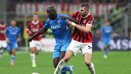 MILAN, ITALY - OCTOBER 29: Romelu Lukaku of SSC Napoli competes for the ball with Strahinja Pavlovic of AC Milan during the Serie A match between AC Milan and SSC Napoli at Stadio Giuseppe Meazza on October 29, 2024 in Milan, Italy. (Photo by Marco Luzzani/Getty Images)