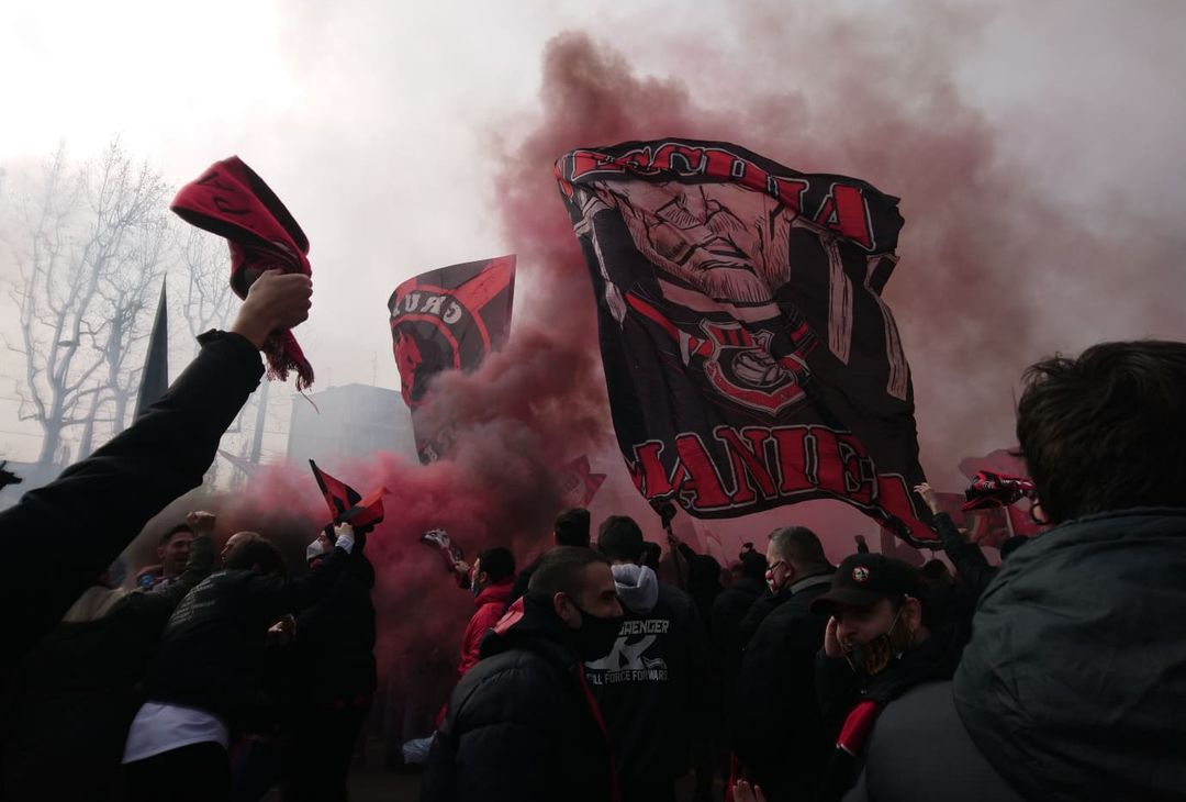  la Curva Sud fuori da San Siro canta nel pre-partita del derby Milan-Inter 