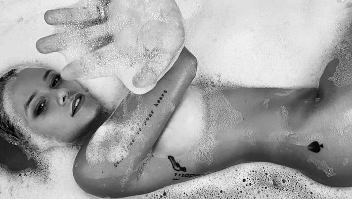 Giulia Provvedi davvero esagerata: scatto completamente nuda in vasca Giulia Provvedi davvero esagerata: scatto completamente nuda in vasca - immagine 1