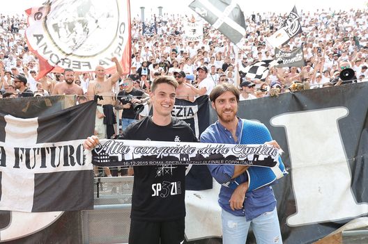 LA SPEZIA, ITALY - MAY 22: Giulio Maggiore of Spezia Calcio and Simone Bastoni of Spezia Calcio greets the fans after during the Serie A match between Spezia Calcio and SSC Napoli at Stadio Alberto Picco on May 22, 2022 in La Spezia, Italy. (Photo by Gabriele Maltinti/Getty Images) Il fattore “M” per il centrocampo della Fiorentina- immagine 2