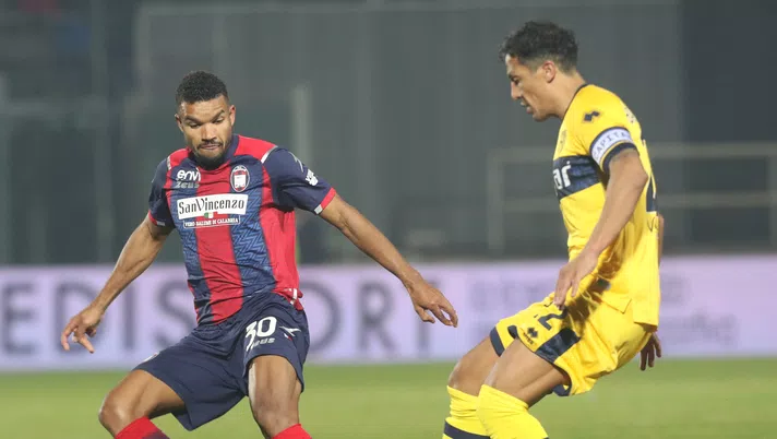 CROTONE, ITALY - DECEMBER 22: Junior Messias of Crotone competes for the ball with Bruno Alves of Parma during the Serie A match between FC Crotone and Parma Calcio at Stadio Comunale Ezio Scida on December 22, 2020 in Crotone, Italy. (Photo by Maurizio Lagana/Getty Images)
