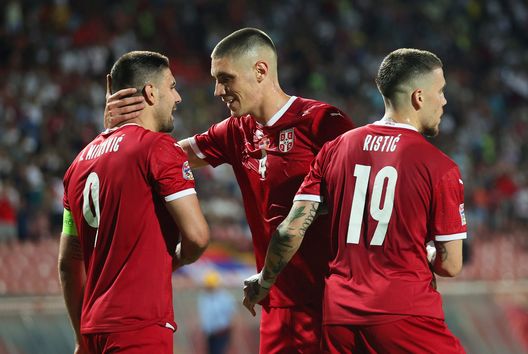 BELGRADE, SERBIA - JUNE 05: Aleksandar Mitrovic of Serbia celebrates with team mates Nikola Milenkovic and Mihailo Ristic after scoring their sides first goal during the UEFA Nations League League B Group 4 match between Serbia and Slovenia at Stadion Rajko Mitić on June 05, 2022 in Belgrade, Serbia. (Photo by Srdjan Stevanovic/Getty Images) E rimasero in 4, forse non per troppo però- immagine 2