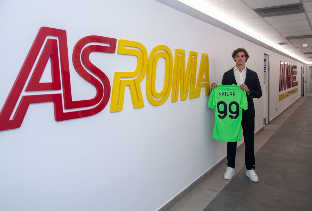 Ecco Svilar: gli scatti tra arrivo, firma e nuova maglia a Trigoria – FOTO GALLERY - immagine 17
