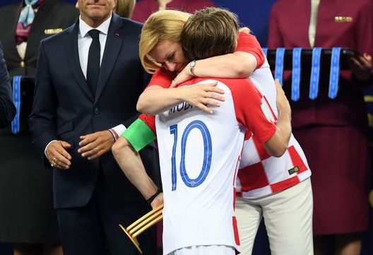 MOSCOW, RUSSIA - JULY 15: President of Croatia, Kolinda Grabar Kitarovic greets Luka Modric of Croatia as he is presented with his runners-up medal after the 2018 FIFA World Cup Final between France and Croatia at Luzhniki Stadium on July 15, 2018 in Moscow, Russia. (Photo by Matthias Hangst/Getty Images) Modric e la sua guerra: “Giocavo a calcio anche nei rifugi. Vorrei chiudere al Real”- immagine 2
