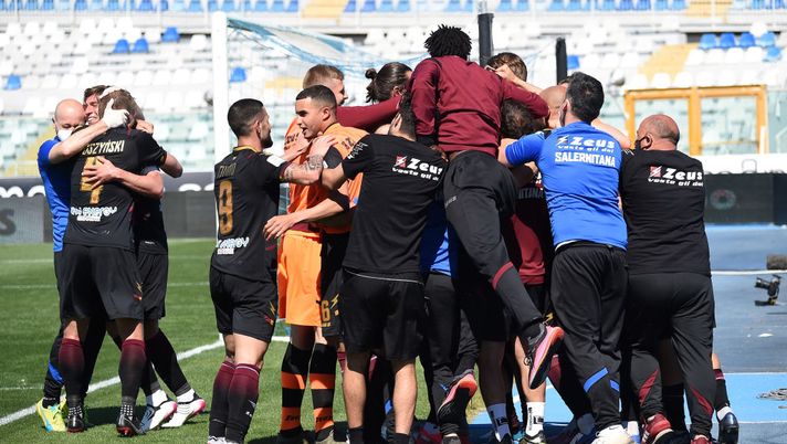 PESCARA, ITALY - MAY 10: US Salernitana players celebrate the 0-1 goal scored by Andre Anderson during the Serie B match between Pescara Calcio and US Salernitana at Adriatico Stadium on May 10, 2021 in Pescara, Italy.  (Photo by Francesco Pecoraro/Getty Images) 