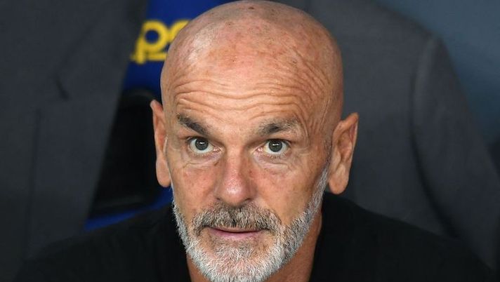 VERONA, ITALY - OCTOBER 16: Stefano Pioli head coach of AC Milan looks on during the Serie A match between Hellas Verona and AC MIlan at Stadio Marcantonio Bentegodi on October 16, 2022 in Verona, Italy. (Photo by Alessandro Sabattini/Getty Images) Milan, i dettagli del nuovo contratto di Pioli: durata, ingaggio, clausole e bonus - immagine 1
