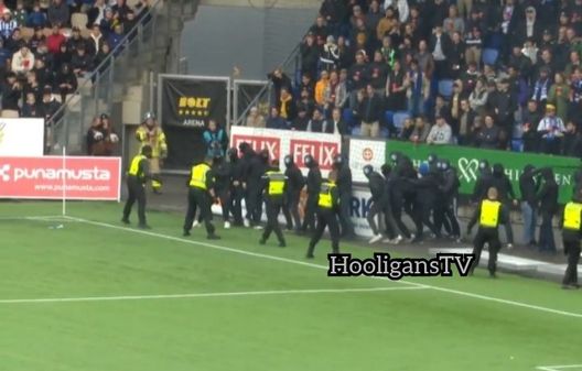 Durante il derby di Helsinki: in campo anche la polizia con fucili e cani- immagine 2