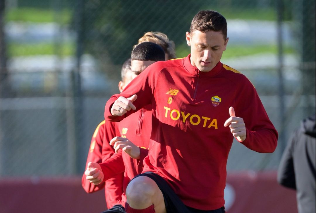 Roma, allenamento in vista del Genova. Mourinho parla con Solbakken – FOTO GALLERY - immagine 44