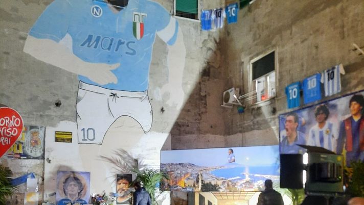 FOTO Marcelo Burlon visita il murale di Maradona ai quartieri spagnoli - immagine 1