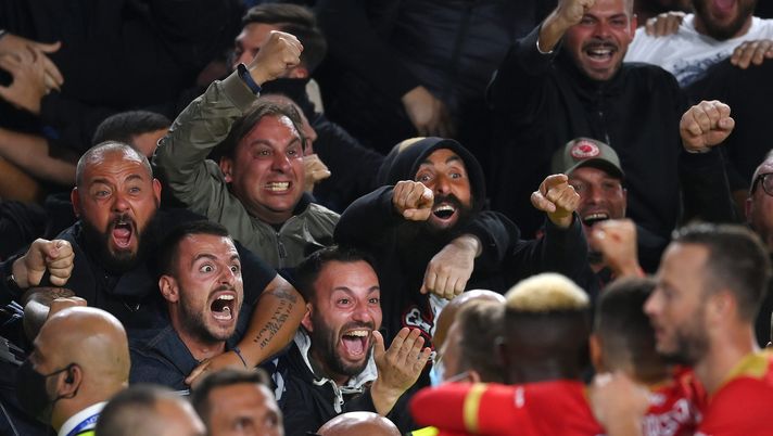 LEICESTER, ENGLAND - SEPTEMBER 16: Napoli Fans celebrate with Victor Osimhen of Napoli after the equalising goal during the UEFA Europa League group C match between Leicester City and SSC Napoli at The King Power Stadium on September 16, 2021 in Leicester, England. (Photo by Laurence Griffiths/Getty Images) LEICESTER, ENGLAND - SEPTEMBER 16: Napoli Fans celebrate with Victor Osimhen of Napoli after the equalising goal during the UEFA Europa League group C match between Leicester City and SSC Napoli at The King Power Stadium on September 16, 2021 in Leicester, England. (Photo by Laurence Griffiths/Getty Images)