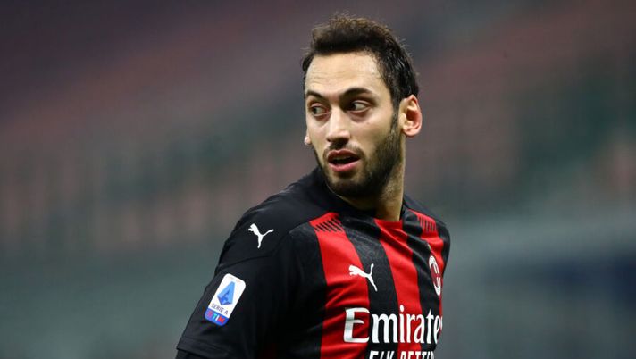 MILAN, ITALY - DECEMBER 13: Hakan Calhanoglu of A.C. Milan looks on during the Serie A match between AC Milan and Parma Calcio at Stadio Giuseppe Meazza on December 13, 2020 in Milan, Italy. Sporting stadiums around Italy remain under strict restrictions due to the Coronavirus Pandemic as Government social distancing laws prohibit fans inside venues resulting in games being played behind closed doors. (Photo by Marco Luzzani/Getty Images) LIVE – Tutti gli assist di giornata: +1 per Calhanoglu e Bennacer contro la Juve - immagine 1