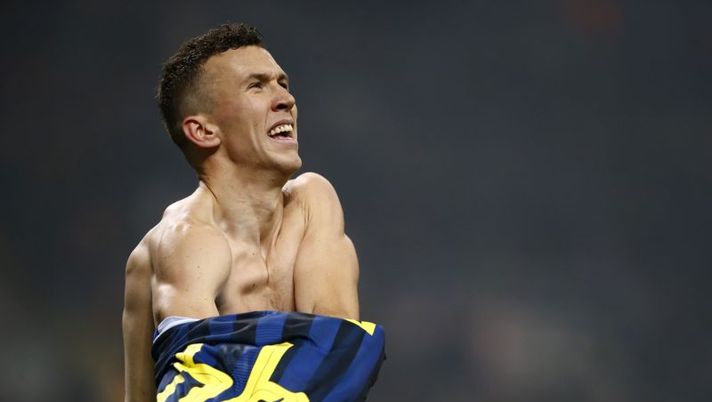 Inter Milan's forward Ivan Perisic from Croatia celebrates after scoring during the Italian Serie A football match AC Milan Vs Inter Milan on November 20, 2016 at the 'San Siro Stadium' in Milan. / AFP / MARCO BERTORELLO (Photo credit should read MARCO BERTORELLO/AFP/Getty Images) Perisic, La Gazzetta sulla squalifica: “Può prendere tre giornate se Rizzoli…” - immagine 1