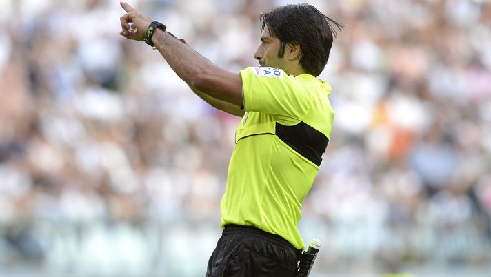 TURIN, ITALY - AUGUST 19:  The referee Fabio Maresca decides to review the play with the VAR during the Serie A match between Juventus and Cagliari Calcio at Allianz Stadium on August 19, 2017 in Turin, Italy.  (Photo by Getty Images - Juventus FC/Getty Images) 