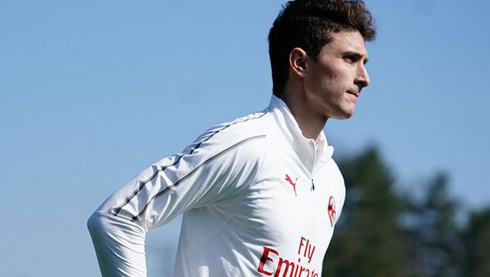 Mattia Caldara in allenamento con il Milan a Milanello (credits: acmilan.com) 