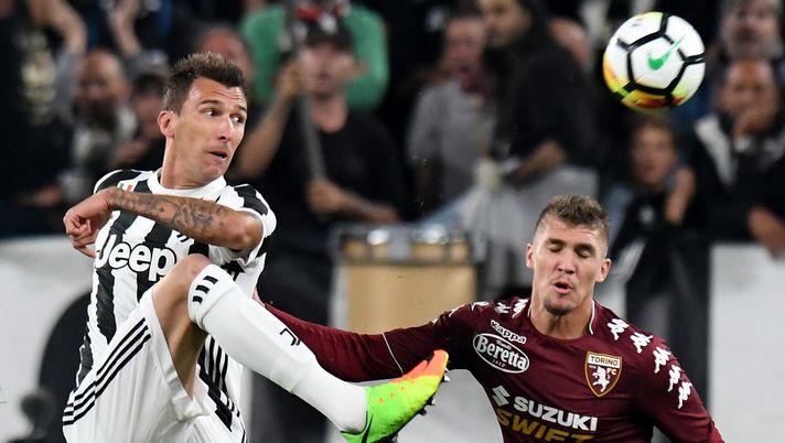 TURIN, ITALY - SEPTEMBER 23:  Mario Mandzukic of Juventus  competes for the ball whit Evangelista Lyanco of Torino FC during the Serie A match between Juventus and Torino FC on September 23, 2017 in Turin, Italy.  (Photo by Alessandro Sabattini/Getty Images ) 