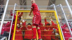 Il match winner si arrampica e piovono petardi: la corrida del derby di Lodz