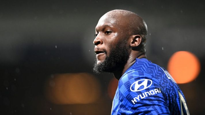 LUTON, ENGLAND - MARCH 02: Romelu Lukaku of Chelsea looks on during the Emirates FA Cup Fifth Round match between Luton Town and Chelsea at Kenilworth Road on March 02, 2022 in Luton, England. (Photo by Michael Regan/Getty Images) Di Marzio: “Lukaku e Dybala sono due operazioni distinte per l’Inter, gli addii…” - immagine 1