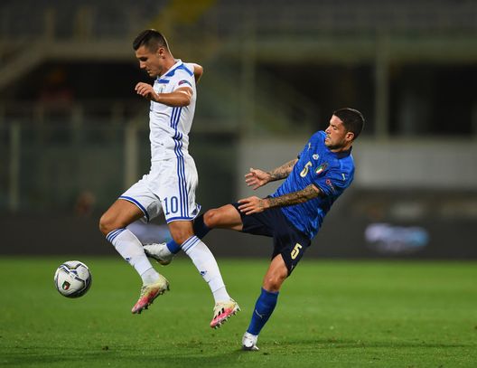 FLORENCE, ITALY - SEPTEMBER 04: Stefano Sensi of Italy competes for the ball with Amer Gojak of Bosnia and Herzegovina during the UEFA Nations League group stage match between Italy and Bosnia and Herzegovina at Artemio Franchi on September 4, 2020 in Florence, Italy. (Photo by Claudio Villa/Getty Images) FLORENCE, ITALY - SEPTEMBER 04: Stefano Sensi of Italy competes for the ball with Amer Gojak of Bosnia and Herzegovina during the UEFA Nations League group stage match between Italy and Bosnia and Herzegovina at Artemio Franchi on September 4, 2020 in Florence, Italy. (Photo by Claudio Villa/Getty Images)