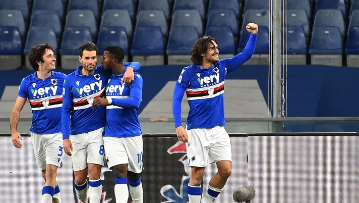 GENOA, ITALY JANUARY 16: Ernesto Torregrossa of UC Sampdoria celebrate with team mates after score during the Serie A match between UC Sampdoria and Udinese Calcio at Stadio Luigi Ferraris on January 16, 2021 in Genoa, Italy. (Photo by Paolo Rattini/Getty Images)