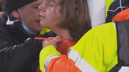 Invasore si lega al palo in Everton-Newcastle (VIDEO)