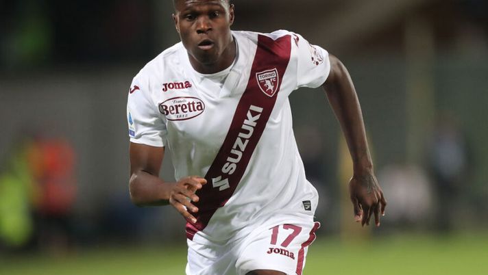 FLORENCE, ITALY - AUGUST 28: Wilfred Stephane Singo of Torino FC in action during the Serie A match between ACF Fiorentina and Torino FC at Stadio Artemio Franchi on August 28, 2021 in Florence, Italy (Photo by Gabriele Maltinti/Getty Images) LIVE – Tutti gli assist di giornata: c’è il bonus per Singo contro il Venezia - immagine 1