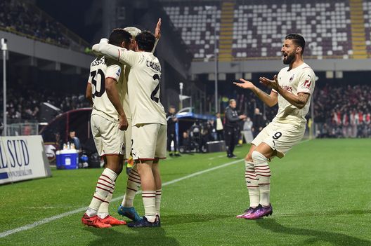 Il Milan festeggia il gol di Messias Il Milan festeggia il gol di Messias