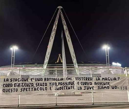 La rabbia dei tifosi: “Questo spettacolo è indecente. La Juve siamo noi” La rabbia dei tifosi: “Questo spettacolo è indecente. La Juve siamo noi”