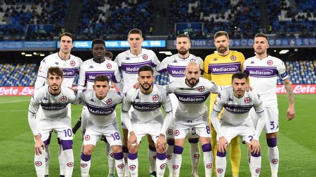 NAPLES, ITALY - JANUARY 13: ACF Fiorentina team poses for a photograph prior tod the Coppa Italia match between SSC Napoli and ACF Fiorentina at Stadio Diego Armando Maradona on January 13, 2022 in Naples, Italy. (Photo by Francesco Pecoraro/Getty Images)