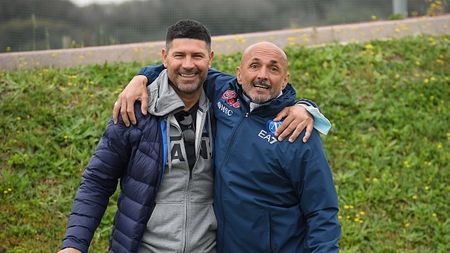 NAPLES, ITALY - APRIL 21: Luciano Spalletti and José Sosa of Napoli during a training session on April 21, 2022 in Naples, Italy. (Photo by SSC NAPOLI/SSC NAPOLI via Getty Images)