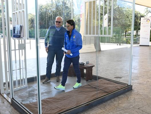 FLORENCE, ITALY - SEPTEMBER 21: Head coach Italy Roberto Mancini looks on during the visit to the reproduction of Nelson Mandela's cell at the Mandela Forum on September 21, 2022 in Florence, Italy. (Photo by Claudio Villa/Getty Images) FOTO – Il CT Mancini in visita alla riproduzione della cella di Mandela- immagine 3