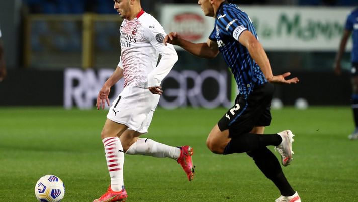 BERGAMO, ITALY - MAY 23: Brahim Diaz of A.C. Milan holds off Rafael Toloi of Atalanta B.C. during the Serie A match between Atalanta BC and AC Milan at Gewiss Stadium on May 23, 2021 in Bergamo, Italy. Sporting stadiums around Italy remain under strict restrictions due to the Coronavirus Pandemic as Government social distancing laws prohibit fans inside venues resulting in games being played behind closed doors. (Photo by Marco Luzzani/Getty Images) Brahim Diaz Rafael Toloi Atalanta Milan
