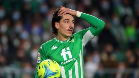 SEVILLE, SPAIN - JANUARY 02: Hector Bellerin of Real Betis reacts during the LaLiga Santander match between Real Betis and RC Celta de Vigo at Estadio Benito Villamarin on January 02, 2022 in Seville, Spain. (Photo by Fran Santiago/Getty Images)