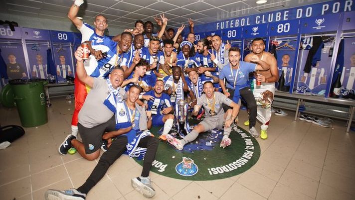Festa Porto in spogliatoio per la coppa del Portogallo Festa Porto in spogliatoio per la coppa del Portogallo