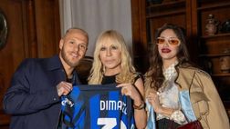 Milano Fashion Week, anche Dimarco con la moglie da Versace: in dono maglia Inter