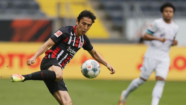 FRANKFURT AM MAIN, GERMANY - JUNE 17: Makoto Hasebe of Eintracht Frankfurt controls the ball during the Bundesliga match between Eintracht Frankfurt and FC Schalke 04 at Commerzbank-Arena on June 17, 2020 in Frankfurt am Main, Germany. (Photo by Ronald Wittek/Pool via Getty Images) FRANKFURT AM MAIN, GERMANY - JUNE 17: Makoto Hasebe of Eintracht Frankfurt controls the ball during the Bundesliga match between Eintracht Frankfurt and FC Schalke 04 at Commerzbank-Arena on June 17, 2020 in Frankfurt am Main, Germany. (Photo by Ronald Wittek/Pool via Getty Images)